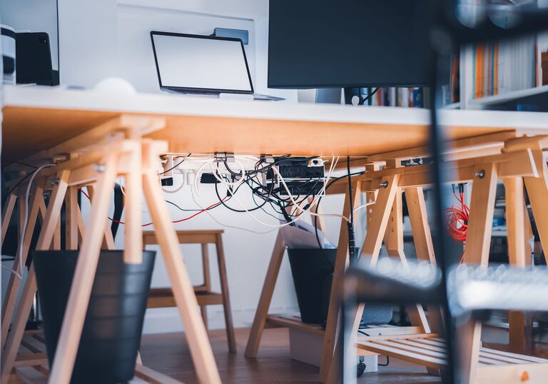 Como organizar cabos e carregadores de forma prática e elegante